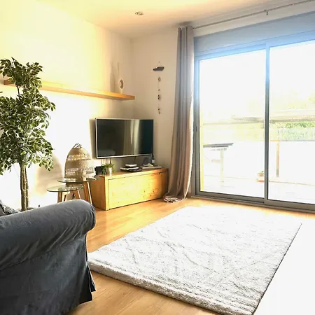 Peaceful Apartment, Mountain Views 포엔샤 항구